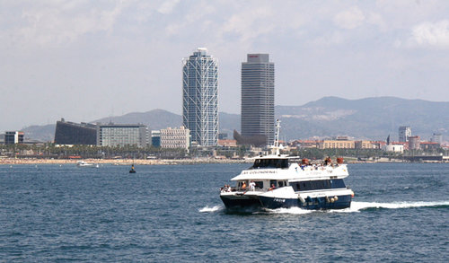  ancien-bateau-moteur-dans-la-mer-de-barcelone