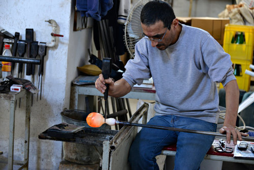  artisans-au-travail-au-village-d-artisanat-de-ta-qali